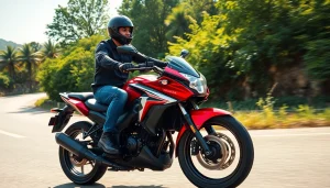 Motorrad fröhlich fährt auf einer malerischen Straße in der Natur.